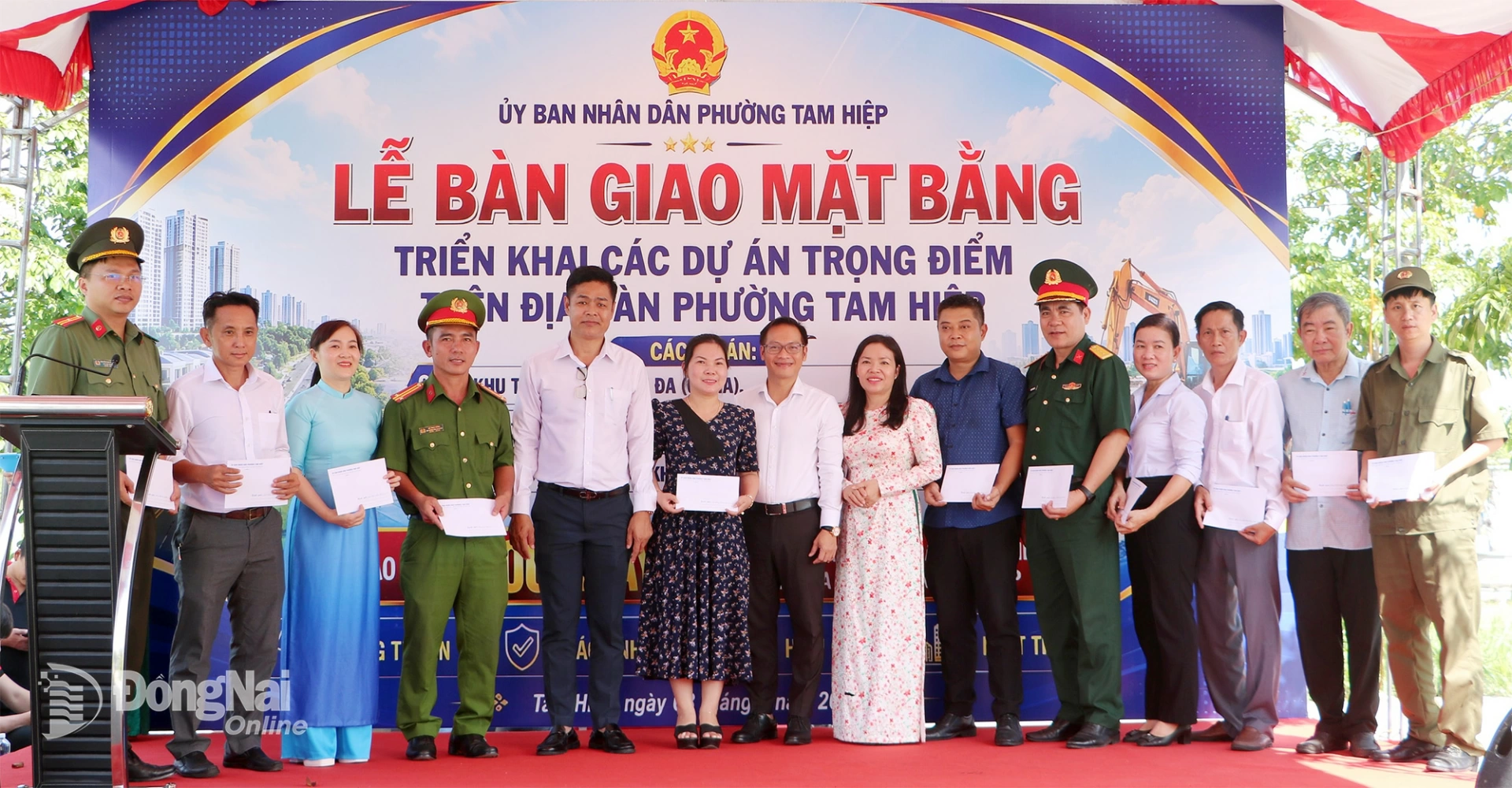 Phường Tam Hiệp khen thưởng các tập thể, cá nhân có thành tích xuất sắc trong quá trình triển khai thực hiện công tác giải phóng mặt bằng các dự án. Ảnh: Phạm Tùng